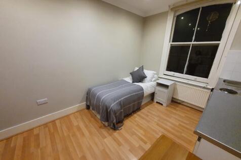 Bedsit to rent in Kensington