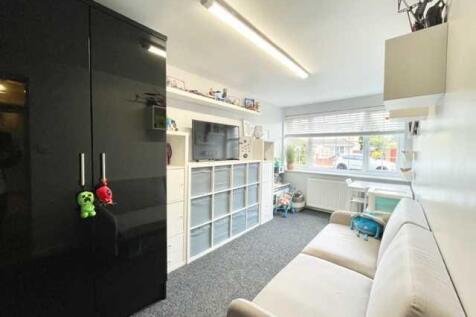 Fifth bedroom