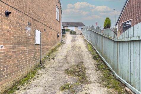 Driveway ample off road parking