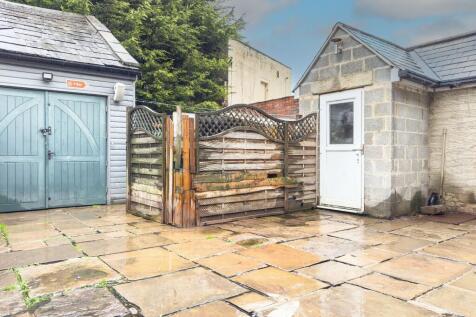 Rear stone flagged garden
