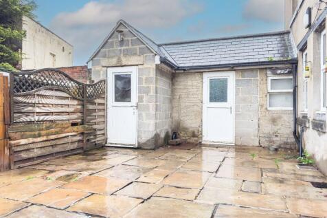 Rear stone flagged garden