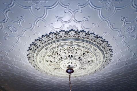 Lounge ceiling rose