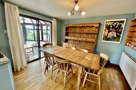 DINING/FAMILY AREA