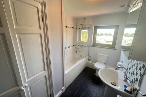 WELL EQUIPPED BATHROOM