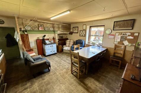 KITCHEN/LIVING ROOM