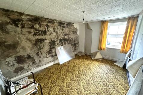 FRONT BEDROOM 4