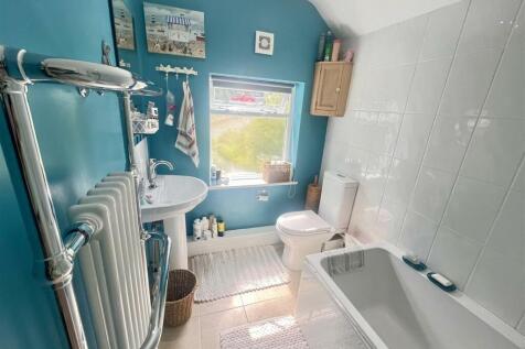 ENSUITE SHOWER ROOM