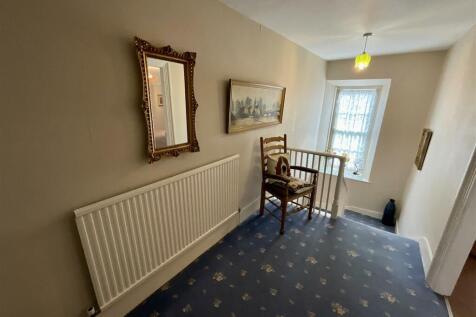 FIRST FLOOR - LARGE GALLERIED LANDING