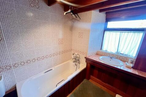 GROUND FLOOR BATHROOM
