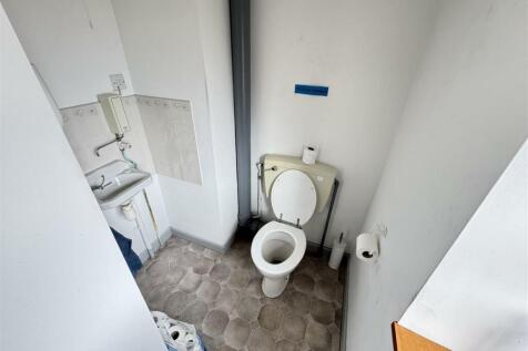 Cloakroom off