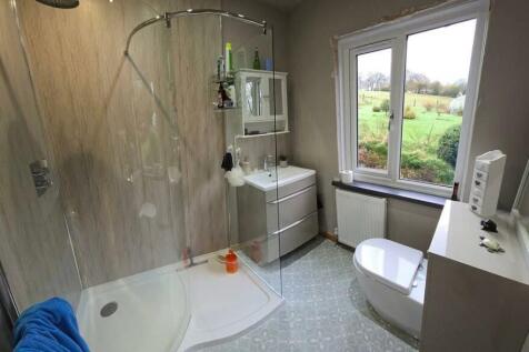 EN-SUITE SHOWER ROOM