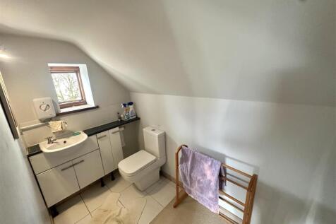 ENSUITE CLOAKROOM