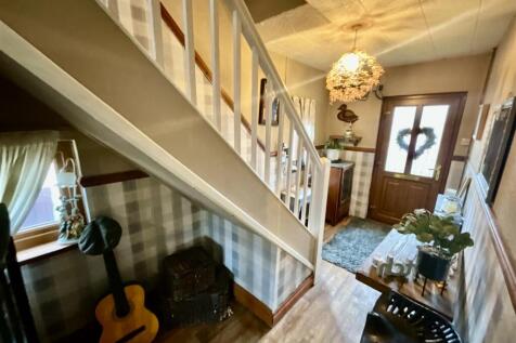 FRONT ENTRANCE DOOR TO HALLWAY