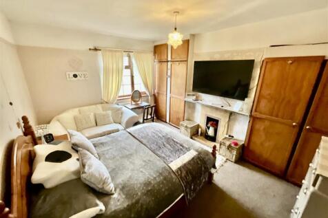 FRONT BEDROOM 2