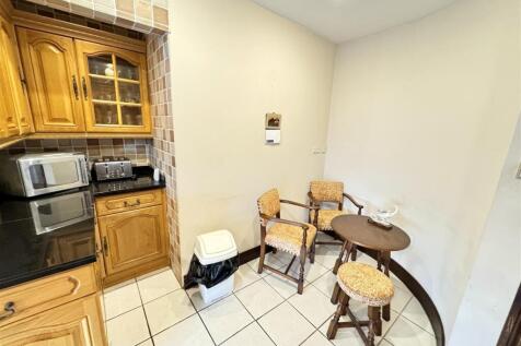 SEPARATE DINING AREA