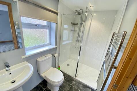 REAR ENSUITE BATHROOM