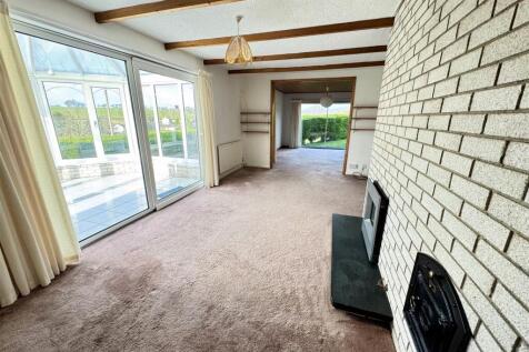 LARGE LIVING/DINING AREA