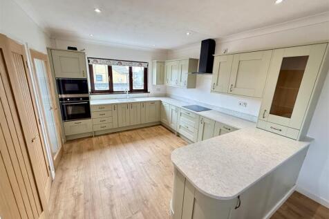 FITTED KITCHEN / DINING ROOM