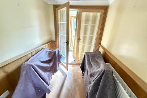 Side Hall - Potential Annexe Access