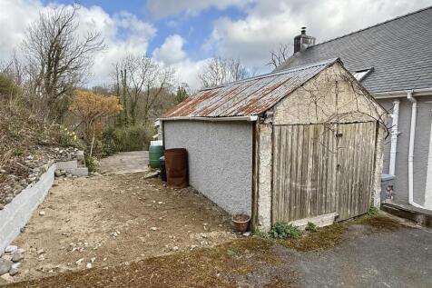 REAR GARAGE