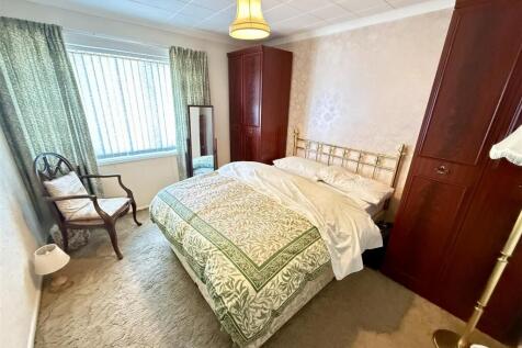 FRONT BEDROOM