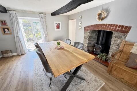 FRONT SITTING ROOM