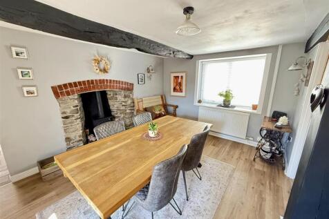 FRONT SITTING ROOM