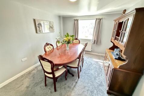 DINING/ LIVING ROOM