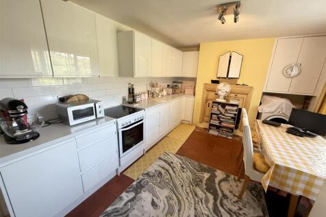 KITCHEN/DINING AREA