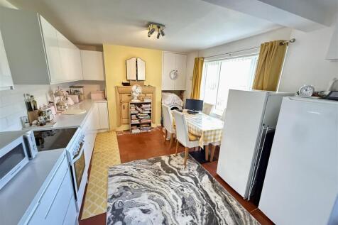 KITCHEN/DINING AREA