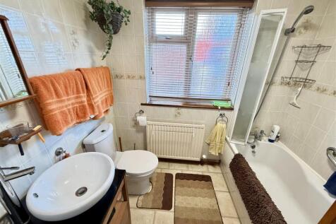 En-suite bathroom