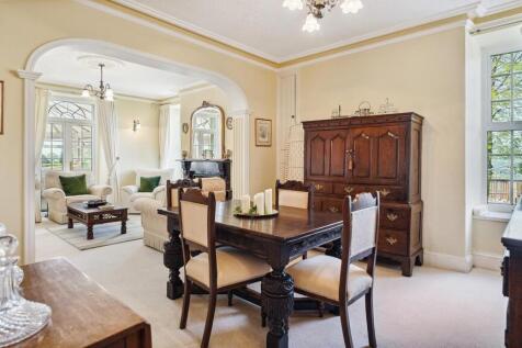 SITTING/DINING AREA