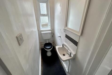 Downstairs cloakroom / toilet