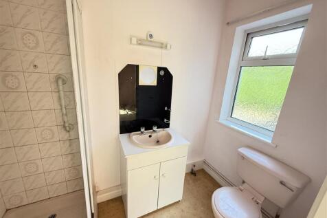 ENSUITE SHOWER ROOM