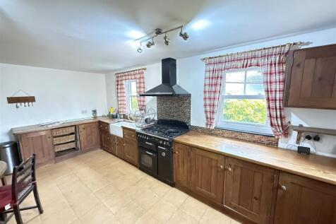 ATTRACTIVE KITCHEN/DINING ROOM