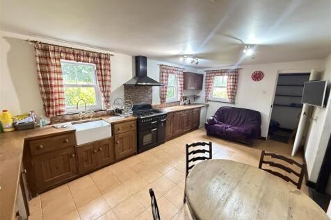 ATTRACTIVE KITCHEN/DINING ROOM