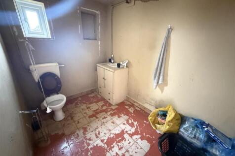 ENSUITE CLOAKROOM OFF