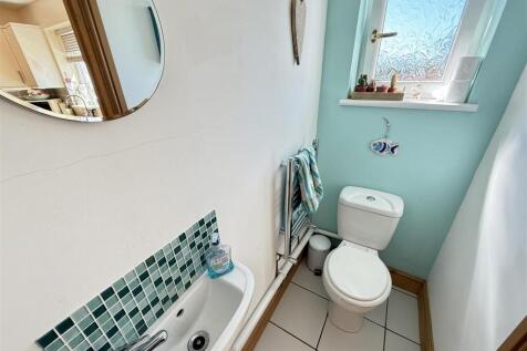 Cloakroom off