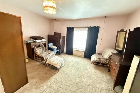 Front bedroom 2