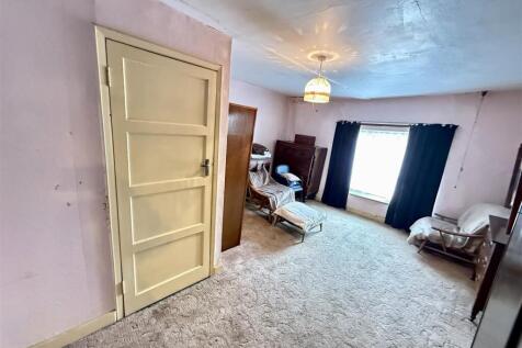 Front bedroom 2