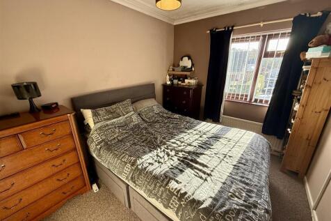 FRONT BEDROOM 2