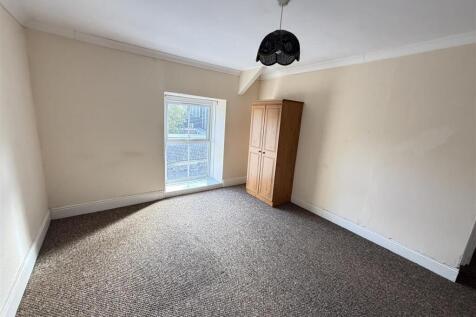 FRONT BEDROOM 5