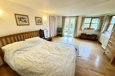 Side En-suite Bedroom