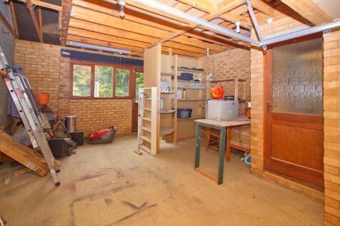 Garage &amp; workshop