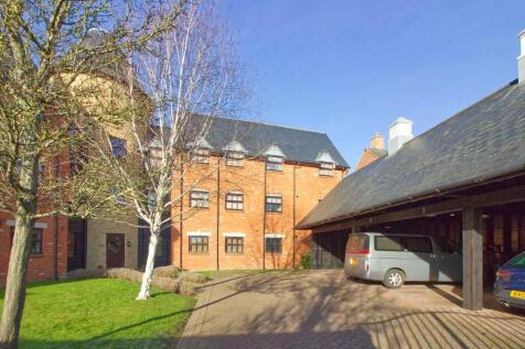 Courtyard &amp; carport