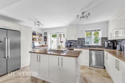 Open plan dining kitchen and living
