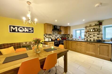 kitchen/dining/famil