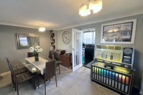 LIVING/DINING ROOM 