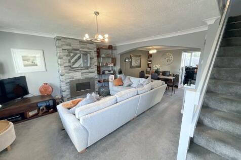 LIVING/DINING ROOM 