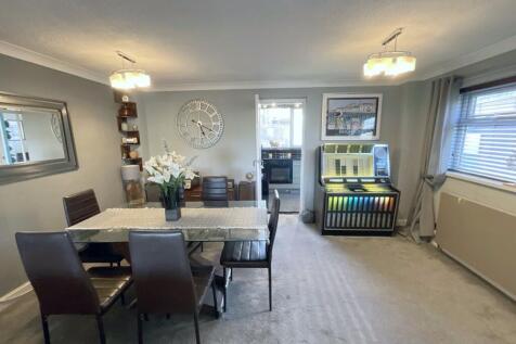 LIVING ROOM/DINING R